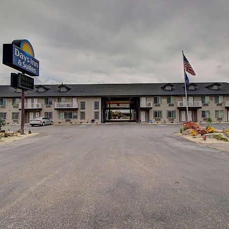 Days Inn & Suites By Wyndham Lolo Екстериор снимка