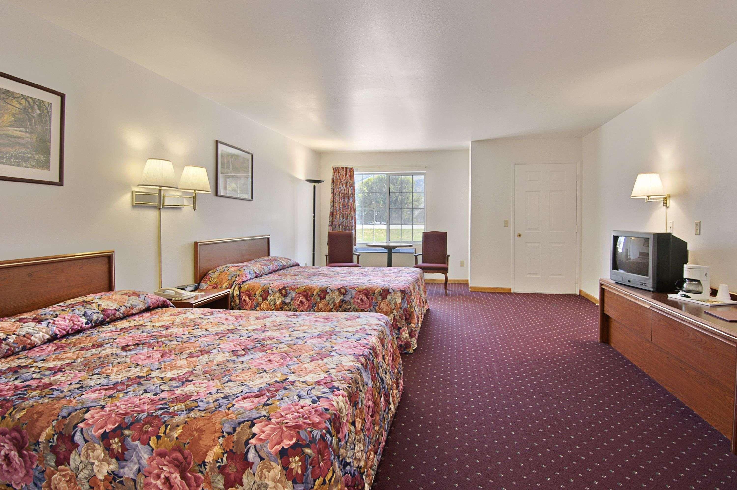 Days Inn & Suites By Wyndham Lolo Екстериор снимка