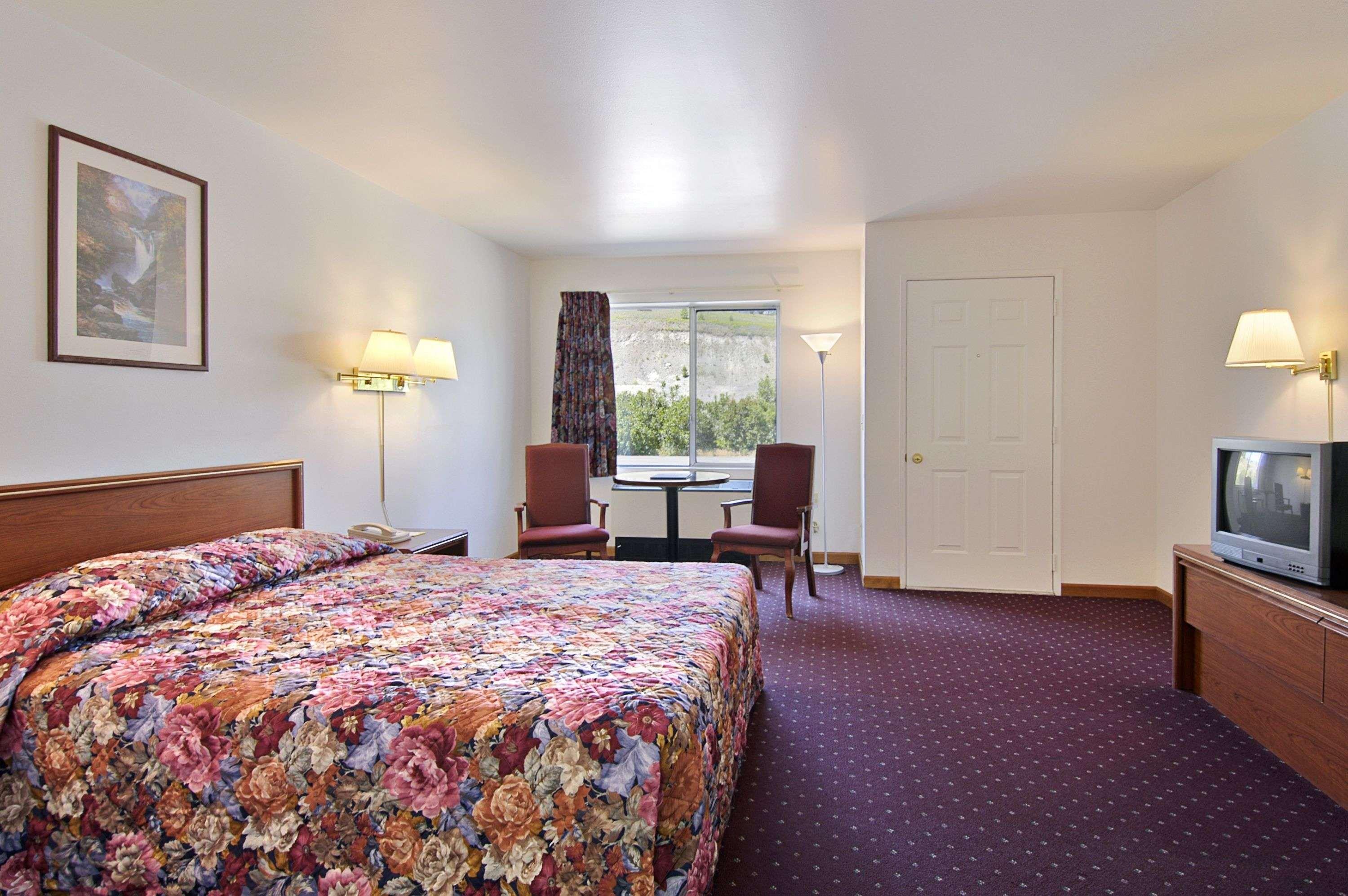 Days Inn & Suites By Wyndham Lolo Екстериор снимка