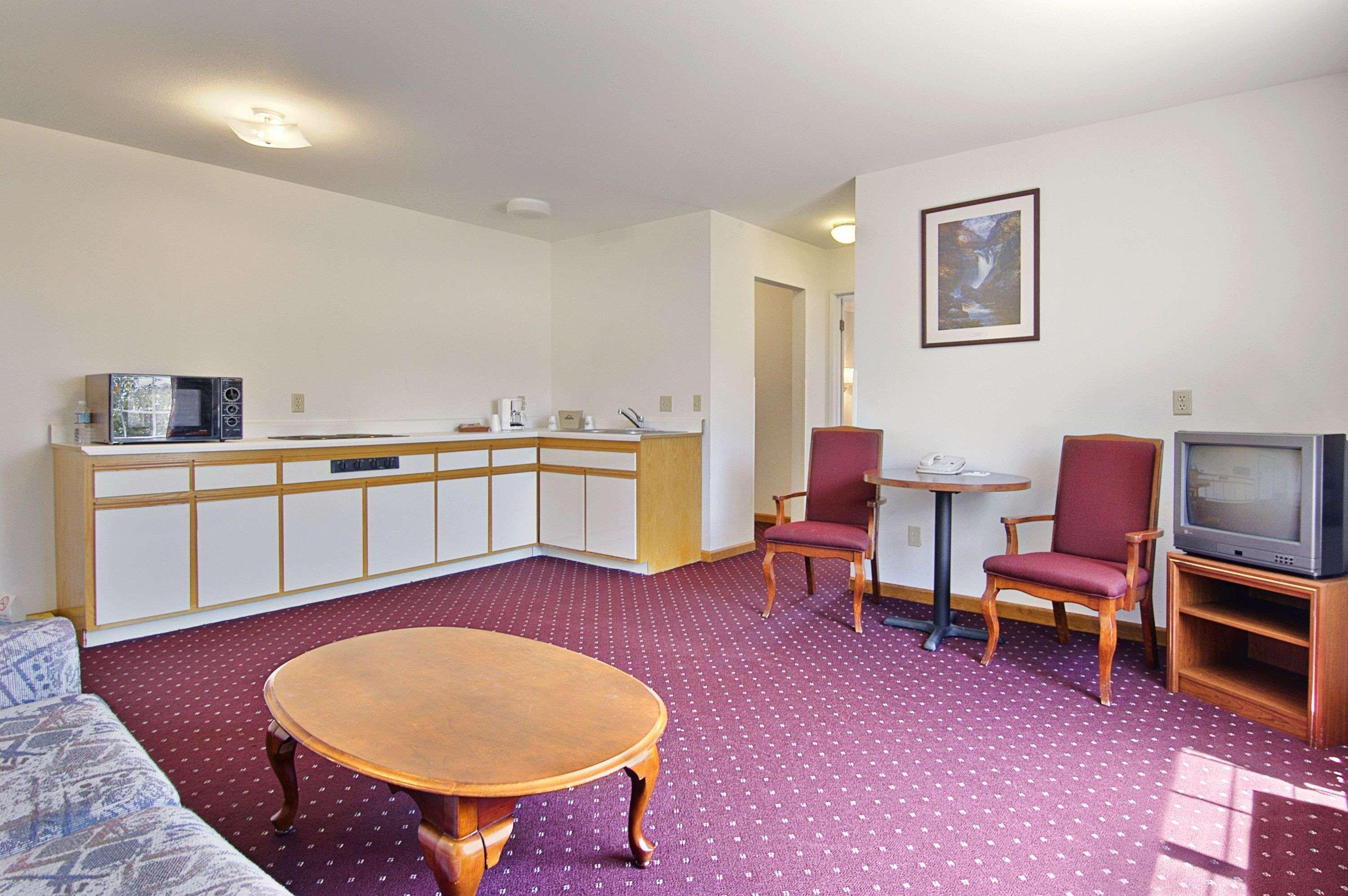 Days Inn & Suites By Wyndham Lolo Екстериор снимка