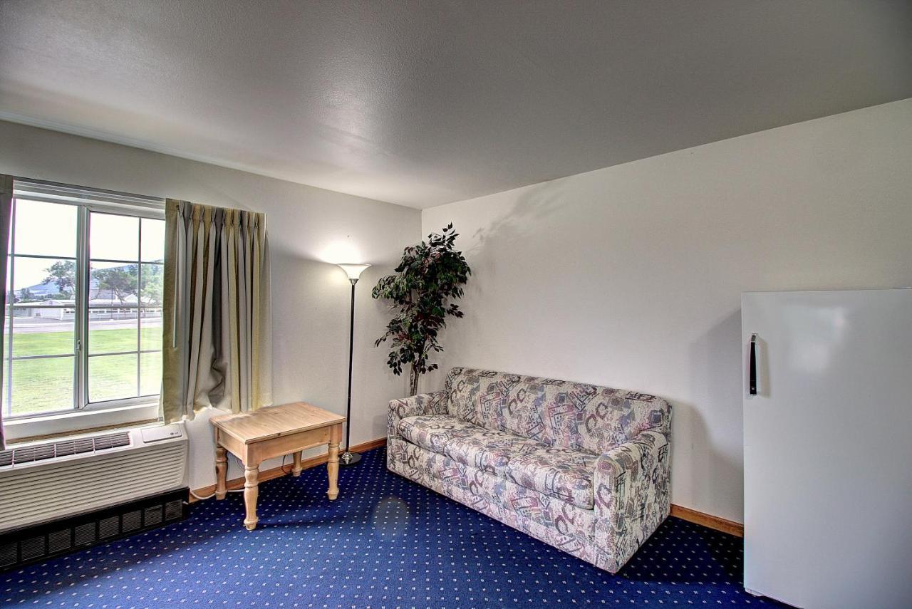 Days Inn & Suites By Wyndham Lolo Екстериор снимка