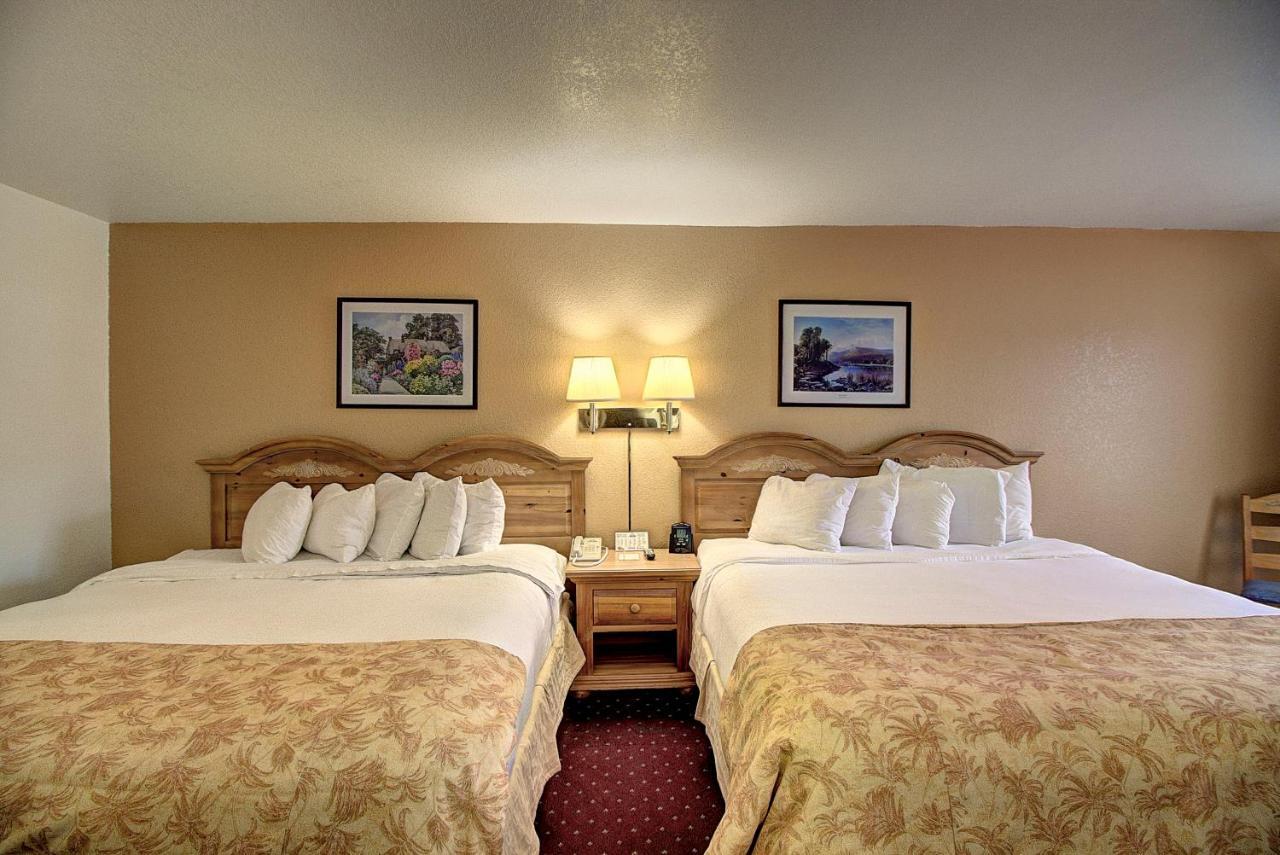 Days Inn & Suites By Wyndham Lolo Екстериор снимка